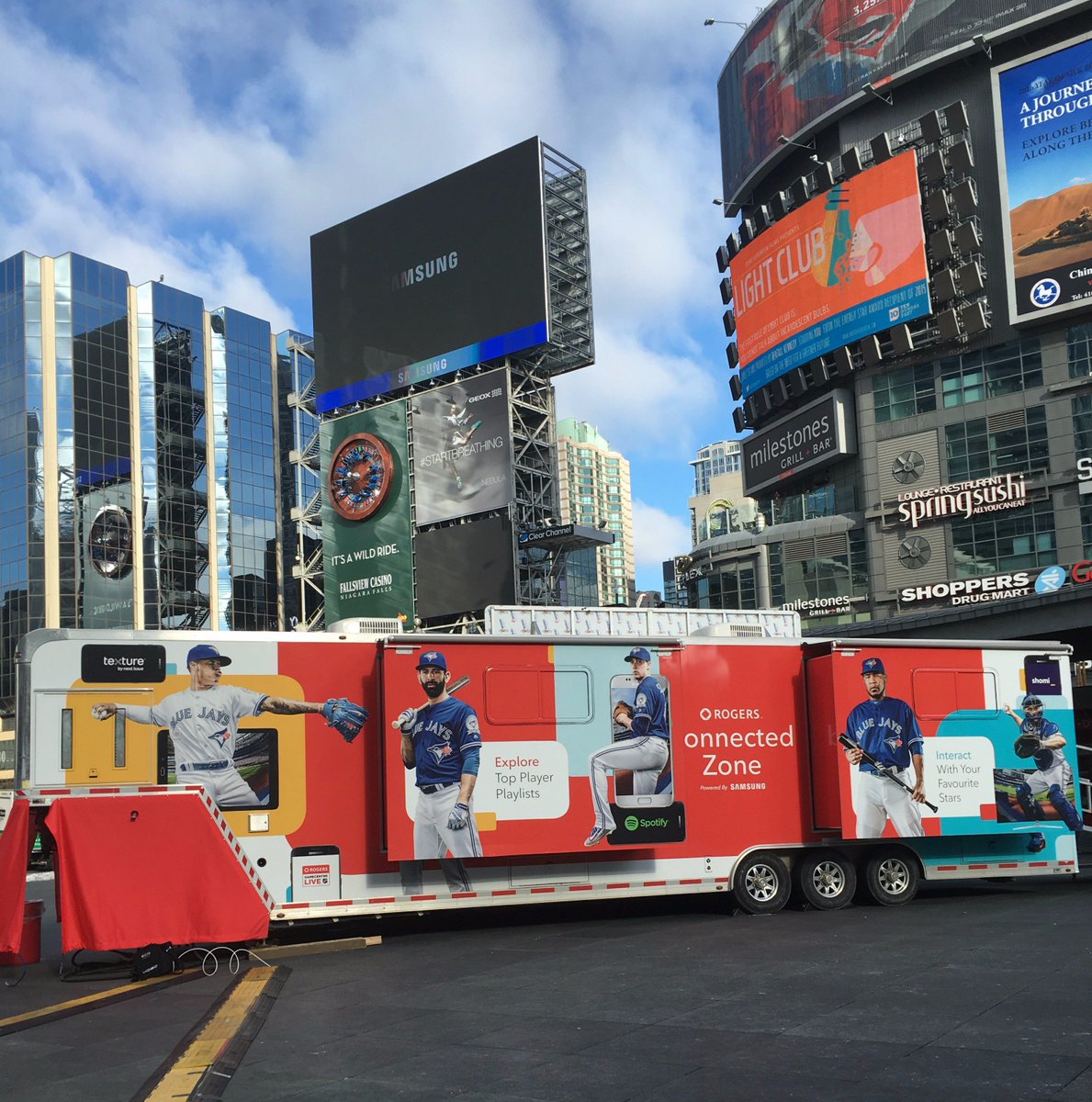 Rogers's tweet photo. We're here @YDSquare! Come check out the Rogers #ConnectedZone and #CelebrateBlueJays with Duane Ward! https://t.co/YqLWXOe30q