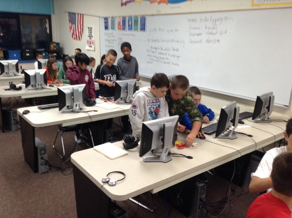 ItsAWhittyWorld's tweet photo. Advanced Lego Robotics. #ExploratoryWheel @LEGO_Education @LEGO_ROBOTIX @HendersonHounds https://t.co/l1aIkxLtrB