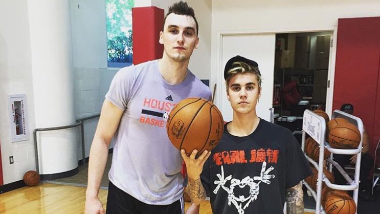 ToyotaCenter's tweet photo. .@JustinBieber is officially in Houston! #CountdownToJustin https://t.co/bxMmgkhsgE