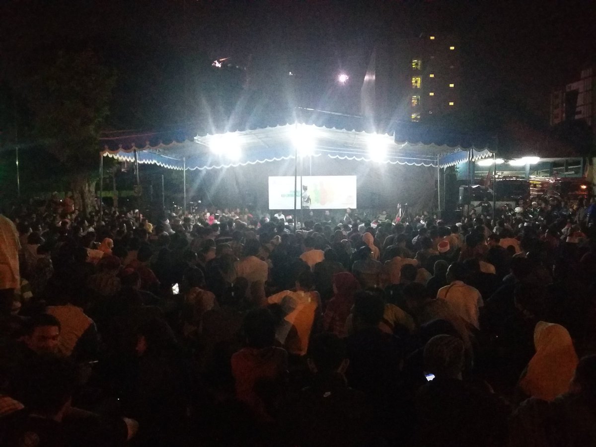 rizamsyafiq's tweet photo. @kenduricinta acr yg merakyat tp pnh hikmah. Perbincangan tasawuf di tngh gemerlap kota megapolitan di #TIM https://t.co/scMiJIZeAk