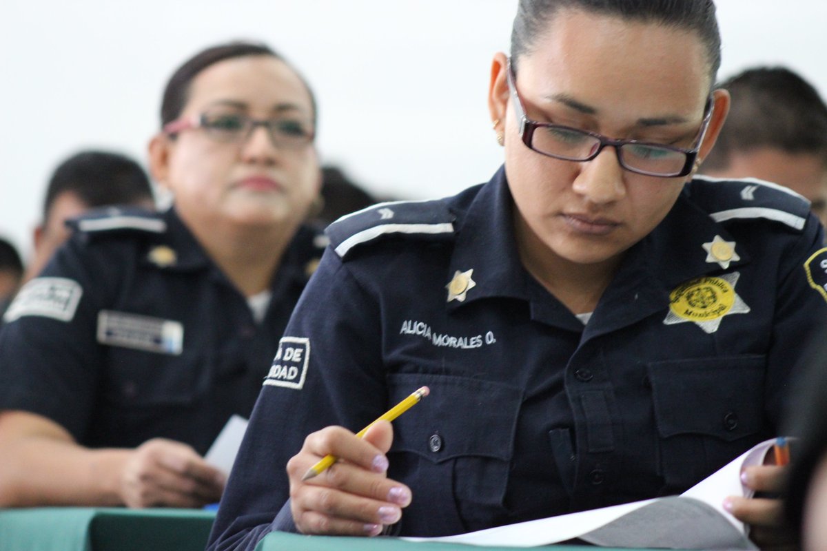UNIVA_Queretaro's tweet photo. @UNIVA_Queretaro paraticipando en la evaluación cívica al policía del año 2016, #MomentosUNIVA #ActitudOCELOTE https://t.co/ZIfpQs6yPf