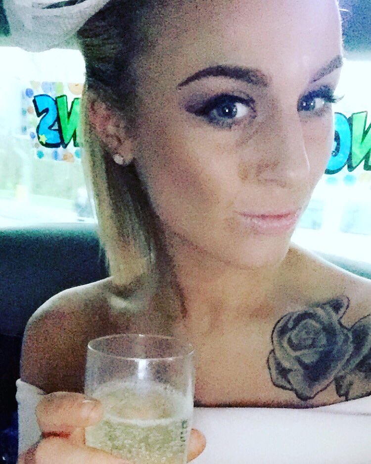 Thorpesteph22's tweet photo. #ladiesday2016 🍾🐎💗 https://t.co/2BJHO4axew