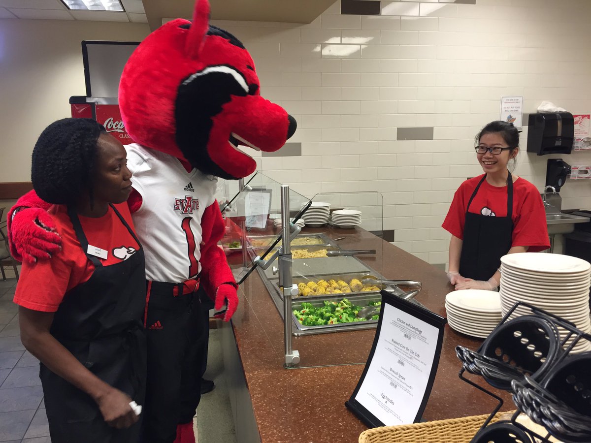 ArkansasState's tweet photo. Just another student getting lunch at the Caf on a #PackPriday https://t.co/tjus9ouOJM