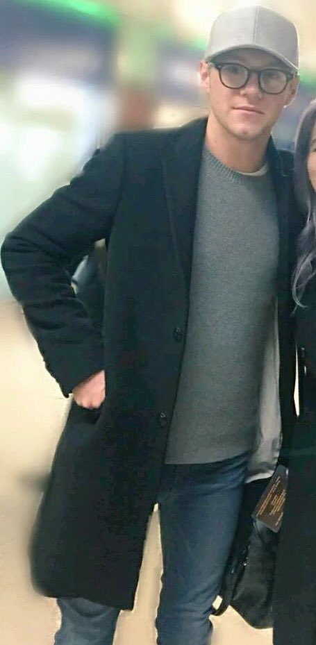 adoredhxran's tweet photo. When he wears glasses, it makes me cry tbh 😭 https://t.co/KnU4yeNcQz