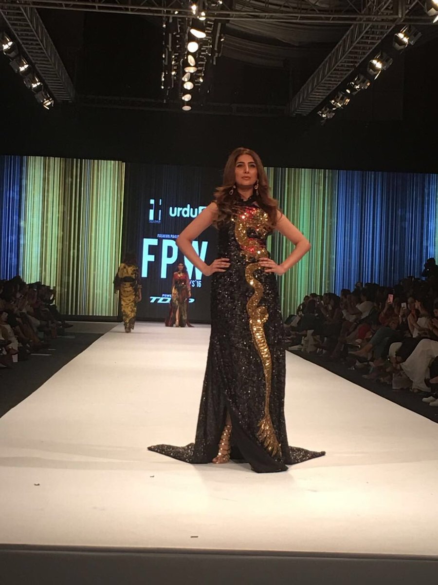 FashionPakistan's tweet photo. .@AFHashwani #FPW16 brings the GLAM to the night with her gorgeous robes and gowns! #LustList https://t.co/czTNSI7a9n