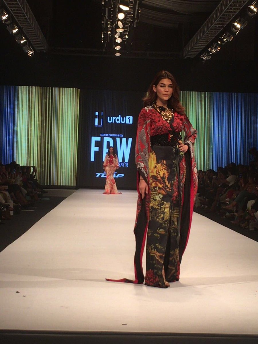 FashionPakistan's tweet photo. .@AFHashwani #FPW16 brings the GLAM to the night with her gorgeous robes and gowns! #LustList https://t.co/czTNSI7a9n