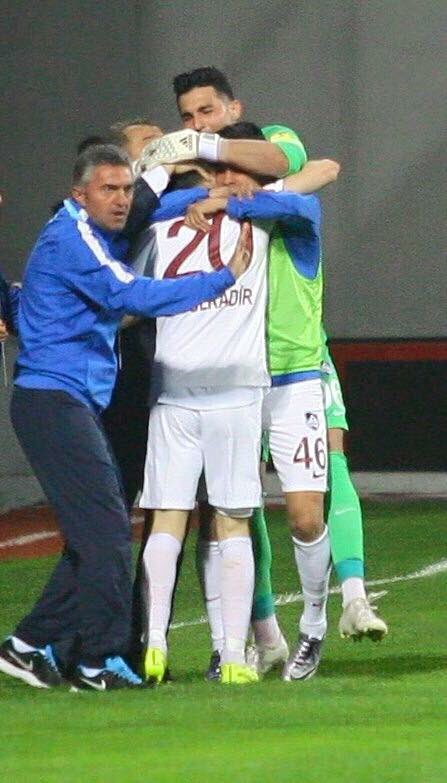 cakirugurcan96's tweet photo. Trabzon kümeye diye bağıranların halini görüyoruz.. Bu renklerin olduğu heryerde her zaman umut vardır. Çok şükür.. https://t.co/wa7AzULXzd