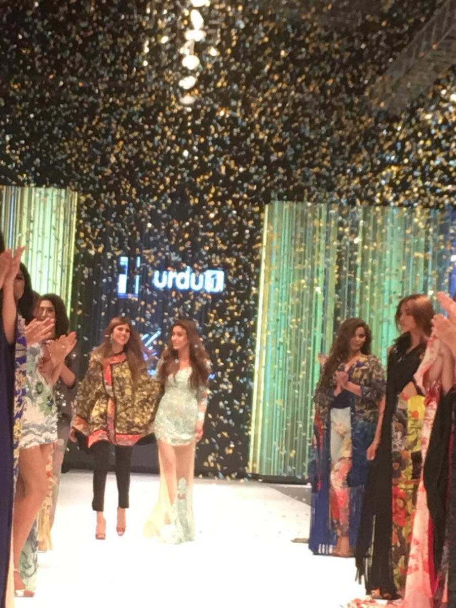 FashionPakistan's tweet photo. And that's a wrap for tonight! .@AFHashwani #FPW16 https://t.co/8SRxxVfJWl