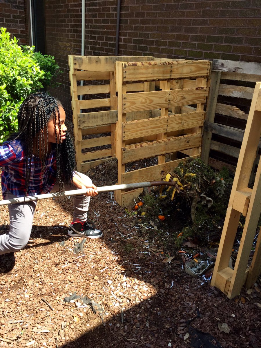 shelleyemann's tweet photo. turning the compost bin! @ACELBNE @lonniebnelson @RichlandTwo #projectcitizen #wegotworms ๐ฑ๐ https://t.co/0pOg54R6md