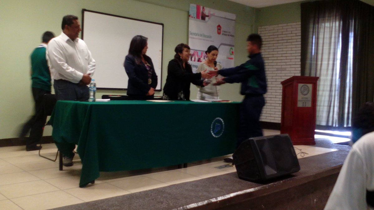 CecytemNeza_2's tweet photo. Entrega del seguro medico @Tu_IMSS a 872 alumnos con el apoyo de @eruviel_avila, @EPN, @somoscecytem, gracias. https://t.co/BBvw73vIHa
