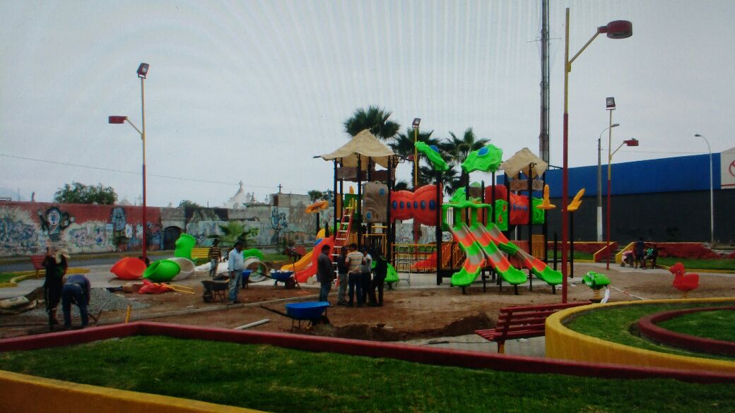 IquiqueDeTodos's tweet photo. Trabajos de instalación de Juegos infantiles y máquinas de ejercicios.  #iquique 2 https://t.co/iZjevSBFEC