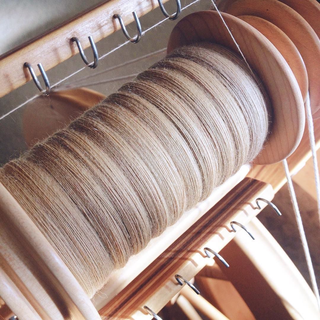 DragonwoolSheep's tweet photo. from hockeyberrypie :: #spinning #handspun #loopfiberstudio #whatsonmywheel https://t.co/5IeqhZ9XWl