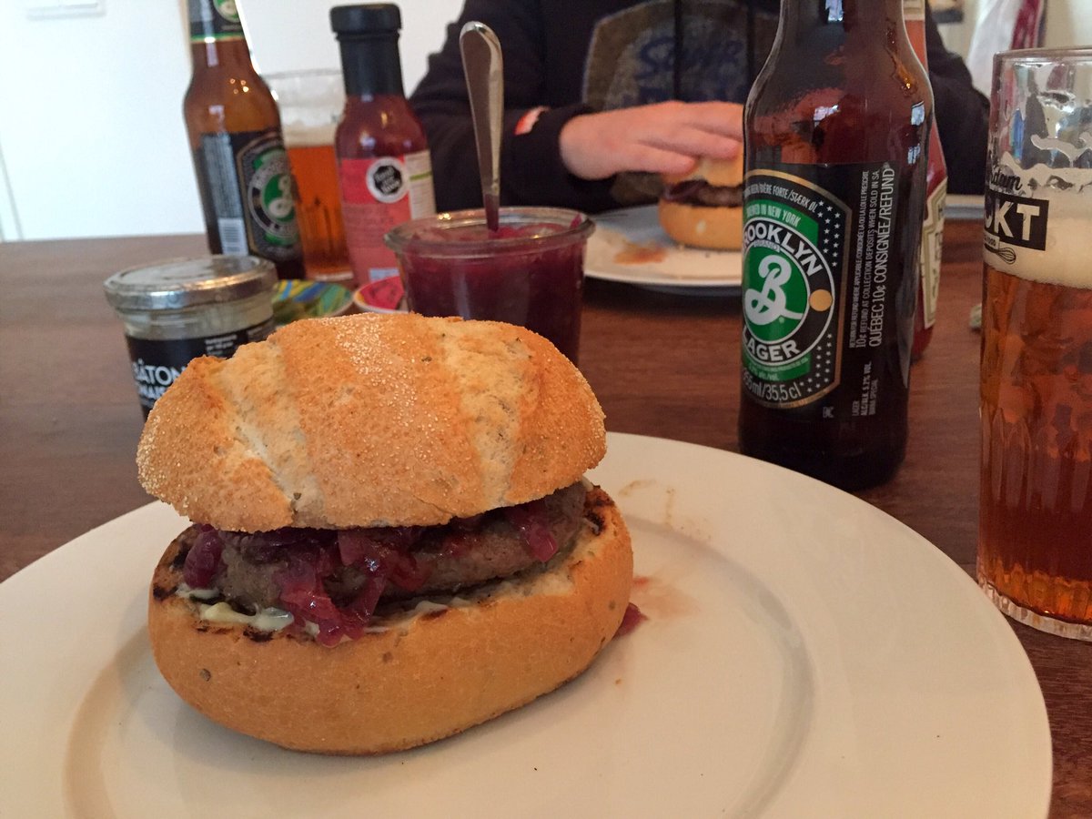 adebeen's tweet image. #koopeenkoe | no. 0368 | deel 1 - #blondedaquitaine #hamburger is helemaal goedgekeurd 😋