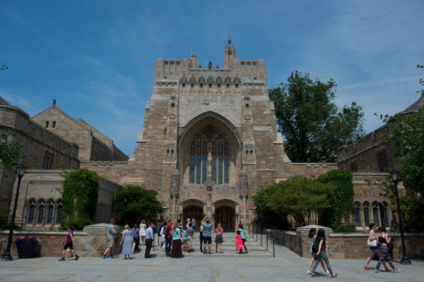 Essential_Legal's tweet photo. Yale Law Students Help Foreclosure Victims https://t.co/Q2nrpuomE1 @YaleLawSch #humblelawschoolstudents https://t.co/ViSsKnpH6N