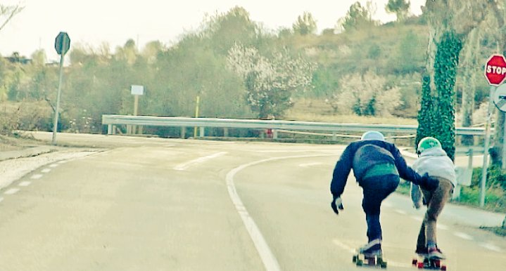 ManaudLongboard's tweet photo. Tap dat ass! #nohomo 😂 #Longboard #Spain #Roads #Speed https://t.co/6QCFVWxAoE