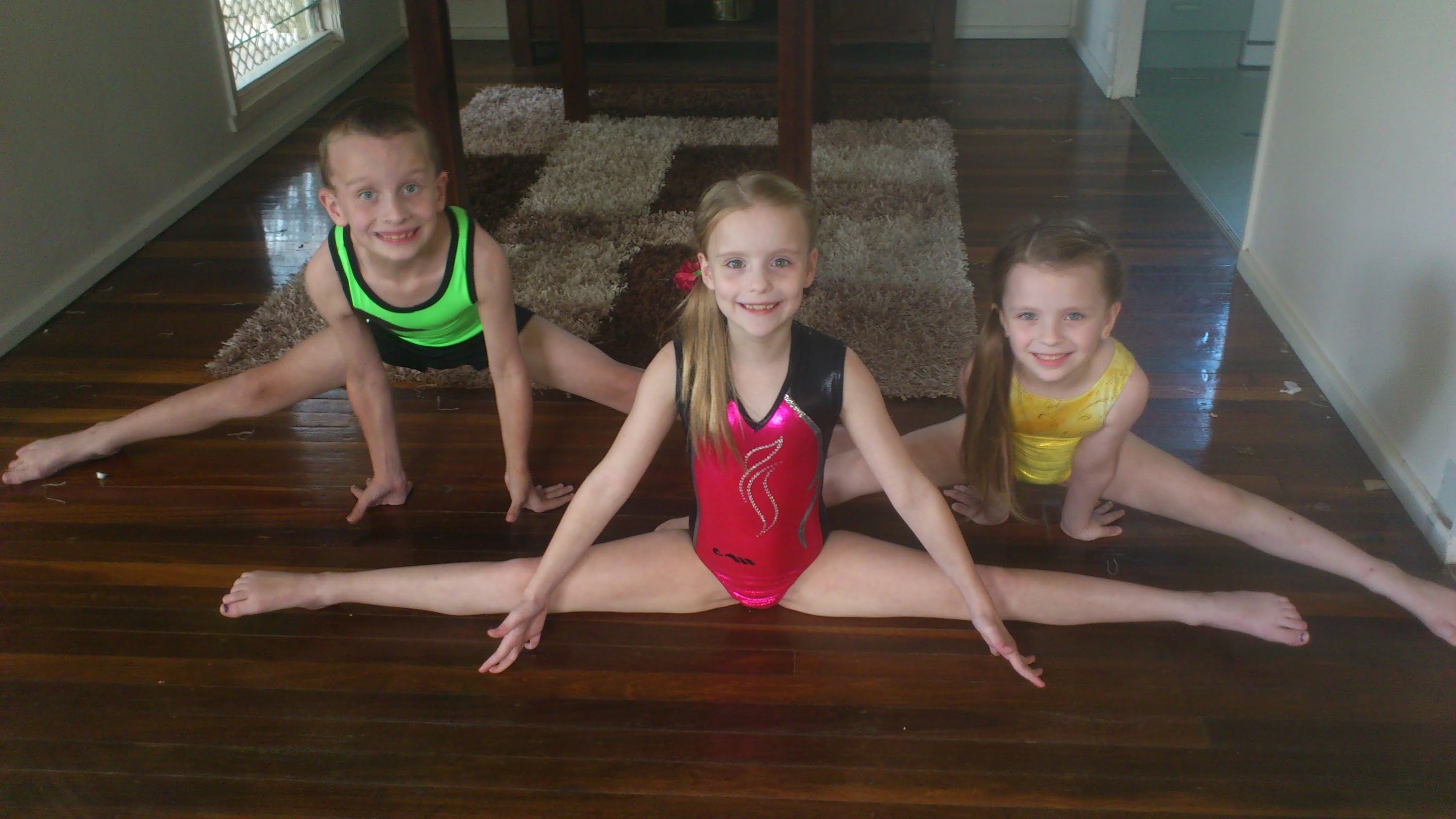 Упражнение дляшапогата. Splits io. Дети бикини гимнастика. Гимнастика для девочек spread. Stretch for splits.