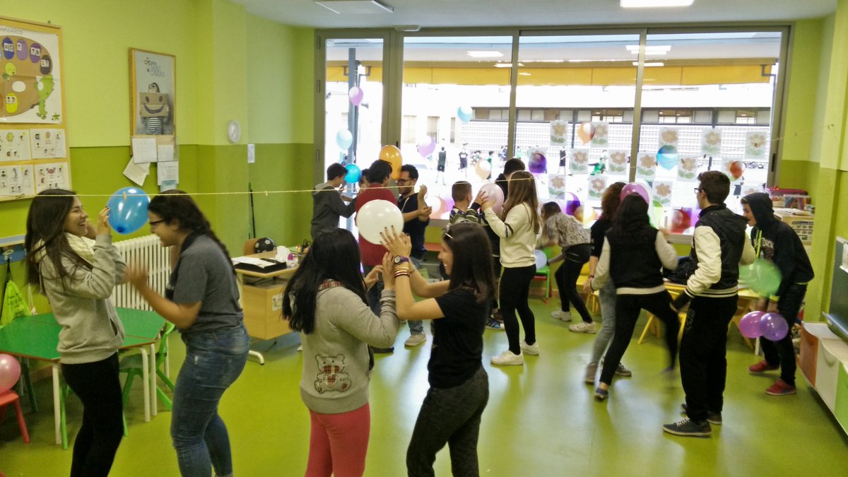 sedvies's tweet photo. Foto de esta tarde en una sesión de risoterapia con secundaria. Lo hemos pasado genial! #svEspaiJove @FundlaCaixa https://t.co/ol8JmMwWaK