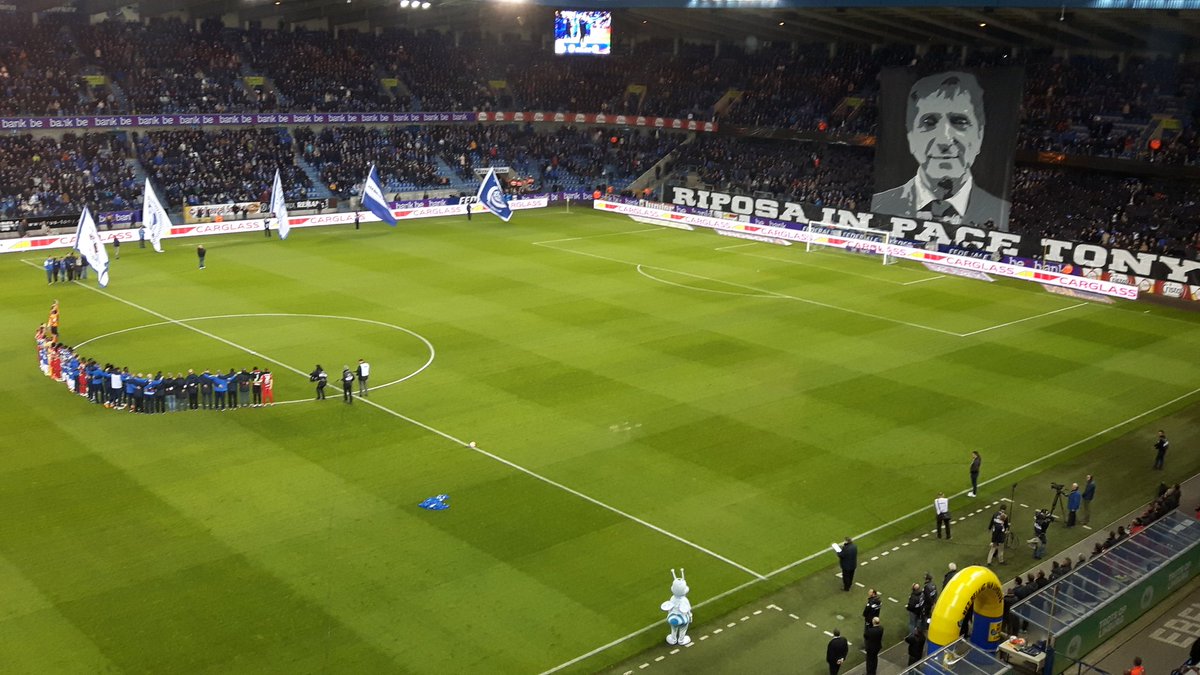 ChristiaensN's tweet photo. Indrukwekkend eerbetoon aan Tony Greco bij @KRCGenkofficial voor aanvang #gnkkvo - @TVLbe https://t.co/paWOBqjOi9