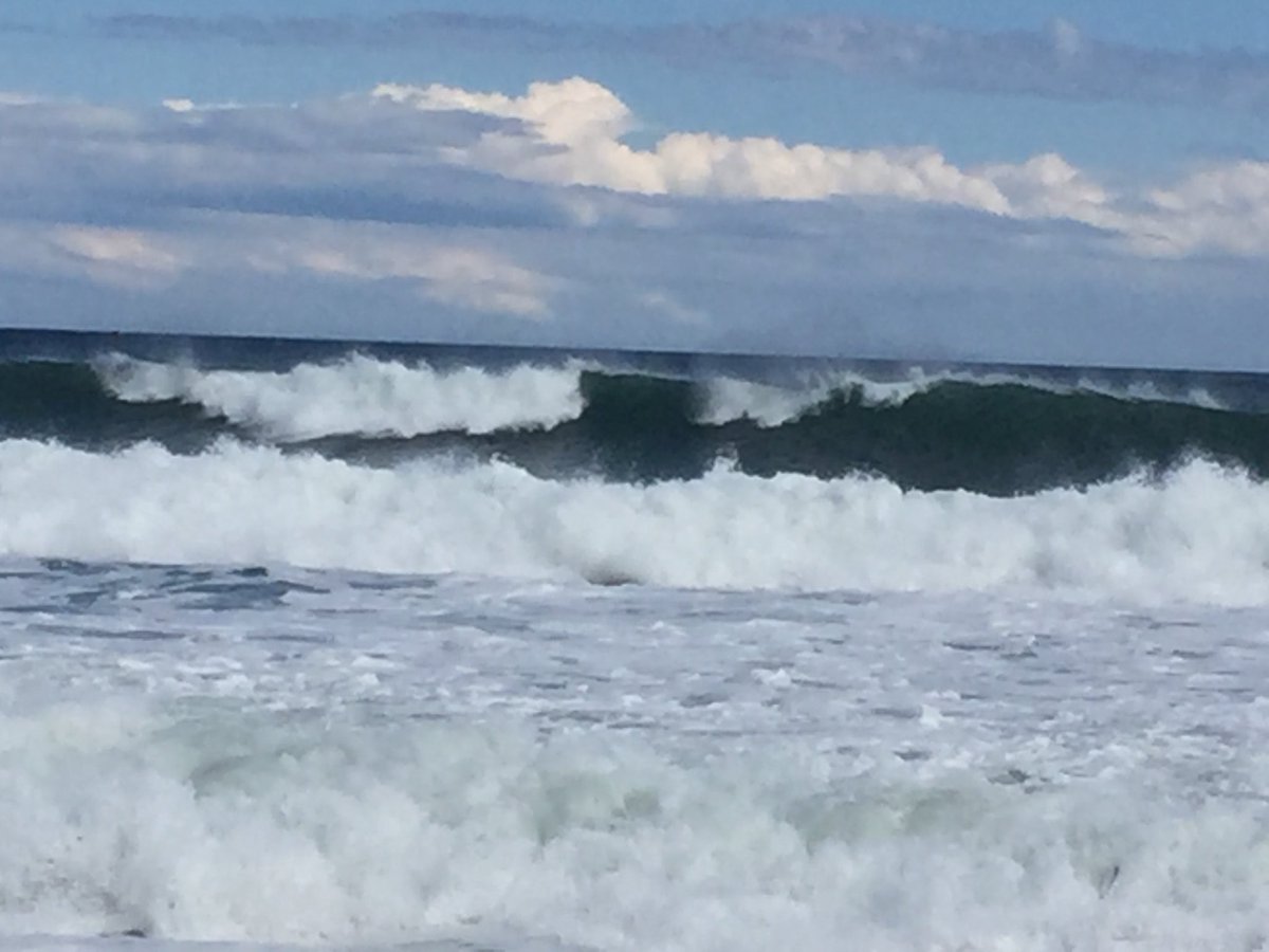SurfZapstix's tweet photo. NH Coastline is Firing today. Get out there @SurfZapstix @socalboarders @bodyglove @teamoneill @bethanyhamilton 🔥🌊 https://t.co/p0zFK7EMkK