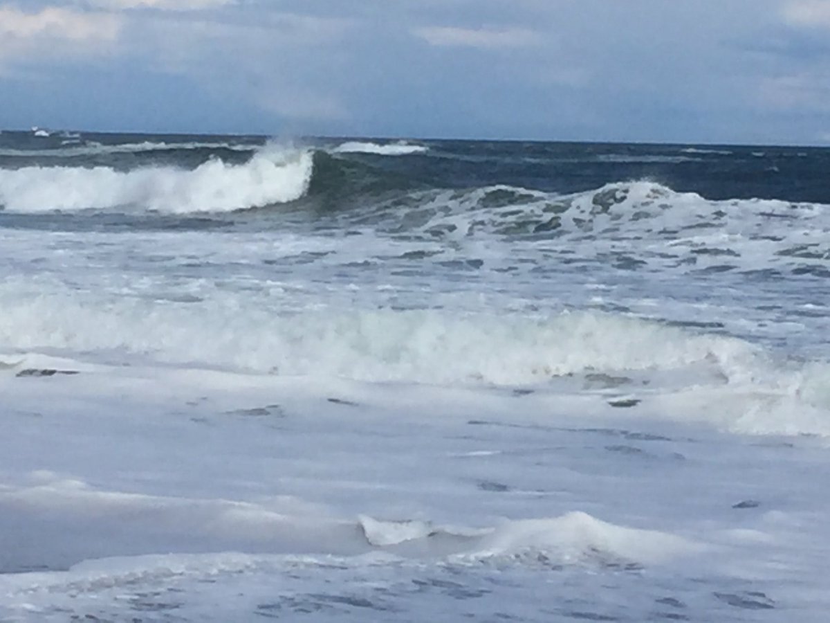 SurfZapstix's tweet photo. NH Coastline is Firing today. Get out there @SurfZapstix @socalboarders @bodyglove @teamoneill @bethanyhamilton 🔥🌊 https://t.co/p0zFK7EMkK