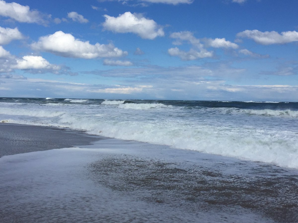 SurfZapstix's tweet photo. NH Coastline is Firing today. Get out there @SurfZapstix @socalboarders @bodyglove @teamoneill @bethanyhamilton 🔥🌊 https://t.co/p0zFK7EMkK