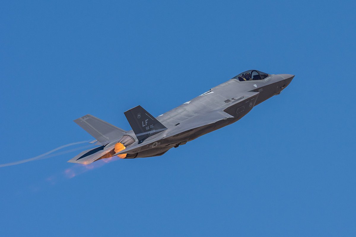 APDigest's tweet photo. 75 Years of Airpower – 2016 Luke Air Show
https://t.co/zrzUA6C9W1
#Luke75 #USAF #avgeek #airshow #AirForce #F35 https://t.co/FJc0QwG9My