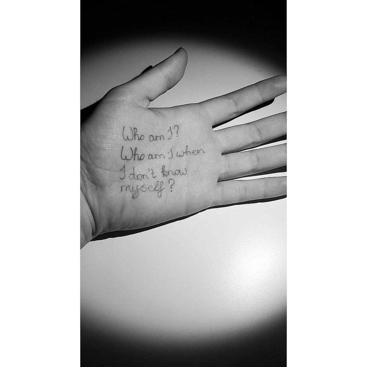 5sosHunFam's tweet photo. #5sos #5SOSFam #5sosproject #lyricsfor5sos https://t.co/crJCv0J9M6