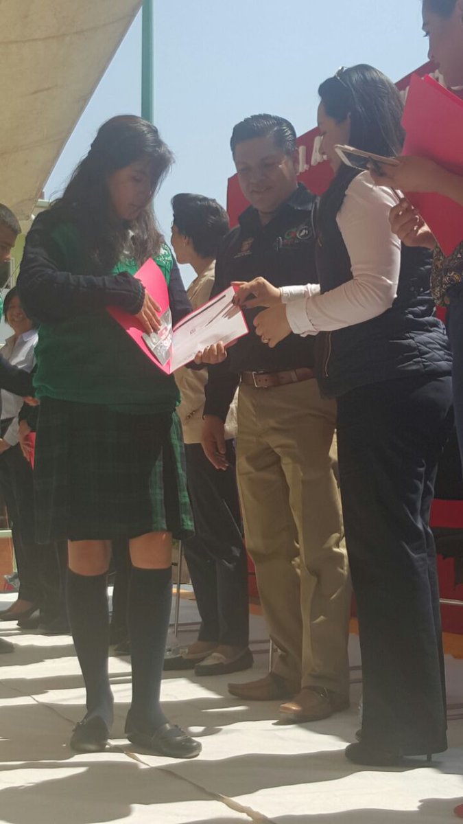 CecytemCuautit's tweet photo. A través de @EPN y @eruviel_avila se hace entrega de las #polizas @Tu_IMSS a los 38,687 alumnos de @somoscecytem https://t.co/CptgM5nDx6