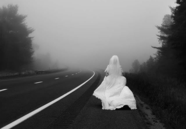 SuNoticiero's tweet photo. ¡QUÉ TERROR! Fantasma de novia aparece en carretera donde murió (VIDEO) https://t.co/vUBpu8QbMi https://t.co/cID19J1As0