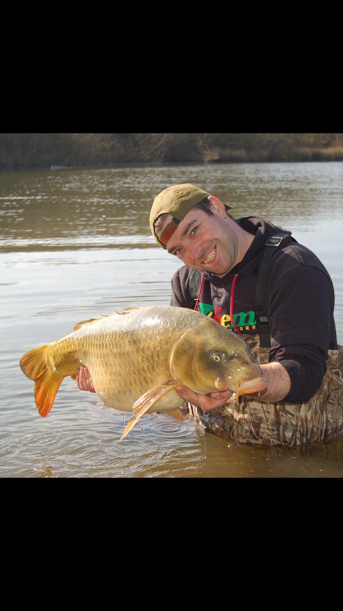 82_ridge's tweet photo. @TaskaCarp @DNA_Baits 24lb 12oz gohstie #watershot https://t.co/ENREi6dFFo