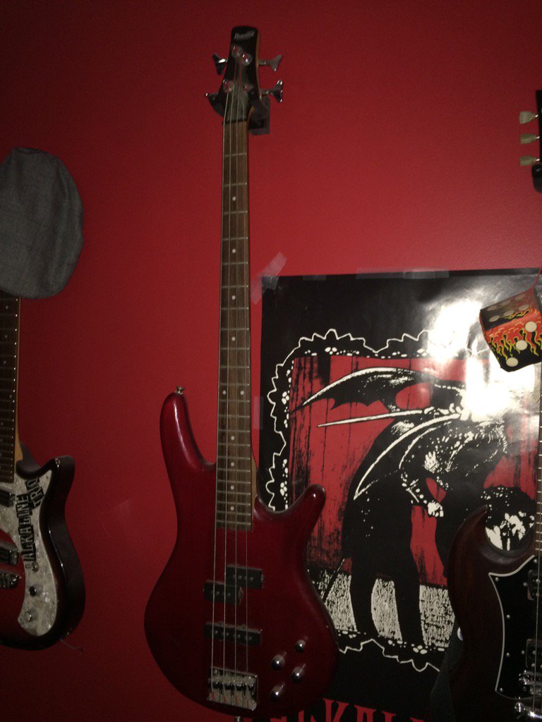 buster721's tweet photo. I am selling "Ibanez GSR 200" on #wallapop https://t.co/ns2VFXVPvF https://t.co/2In54MC8Kg