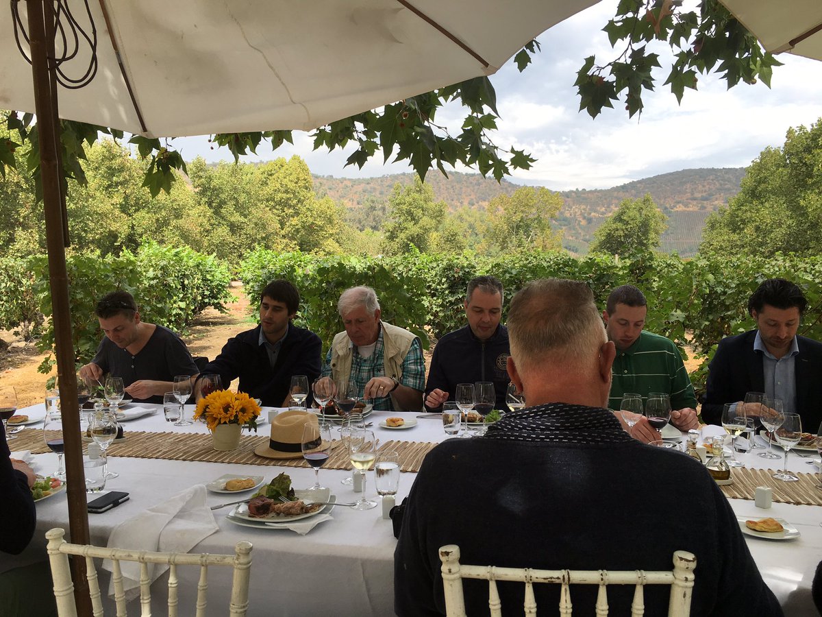 EleveldWijn's tweet photo. Lunch met uitzicht op de Andes https://t.co/6u8Ds63rMG