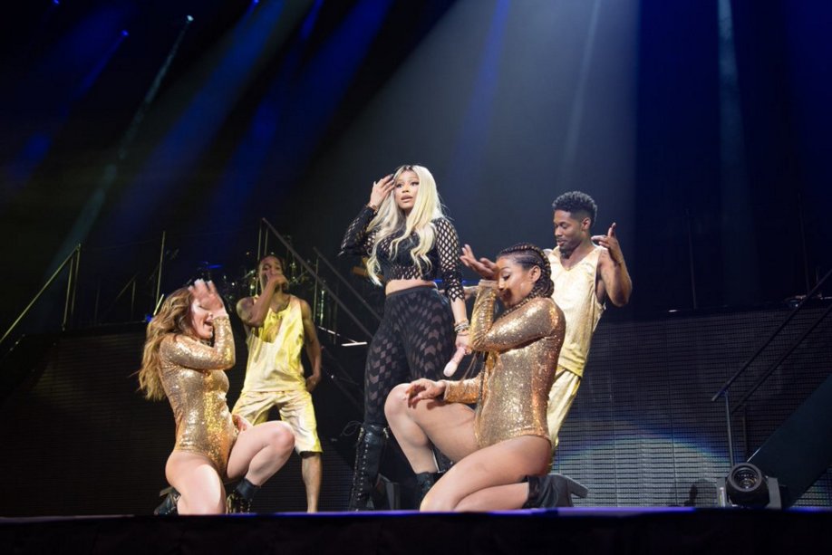TMobileLatino's tweet photo. .@NickiMinaj llevó la noche al siguiente nivel en la @TMobileArena 🙌🔥. ¡Una noche épica en Vegas! #UnlockTMoArena https://t.co/KAZu6fHNJb