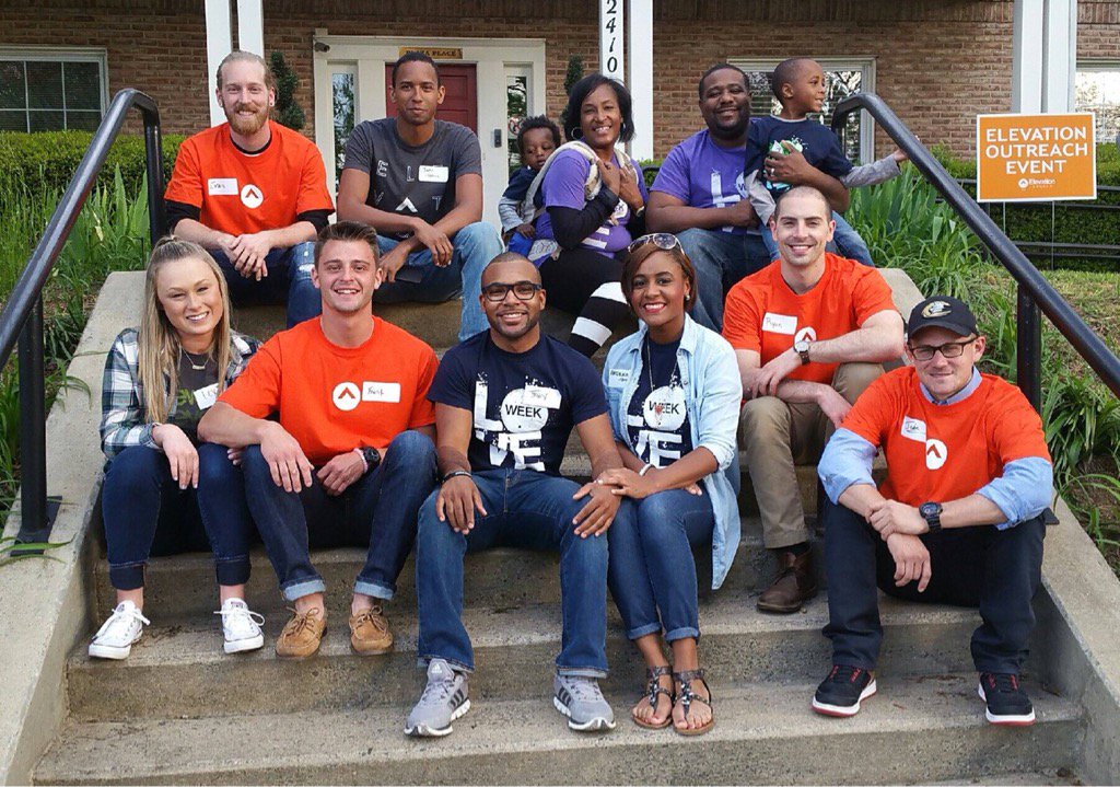 SOverbay's tweet image. This good looking @ElevationUptown crew made a delicious #loveweekend meal @CltFamHousing