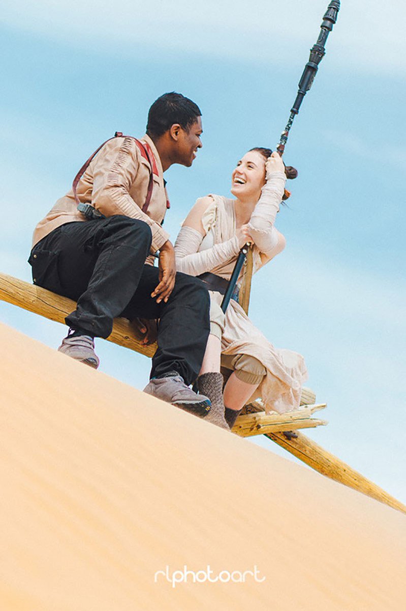 BuzzFeed's tweet image. This couple did a photo shoot as Rey and Finn from “Star Wars” and it’s adorable bzfd.it/1SEELfh