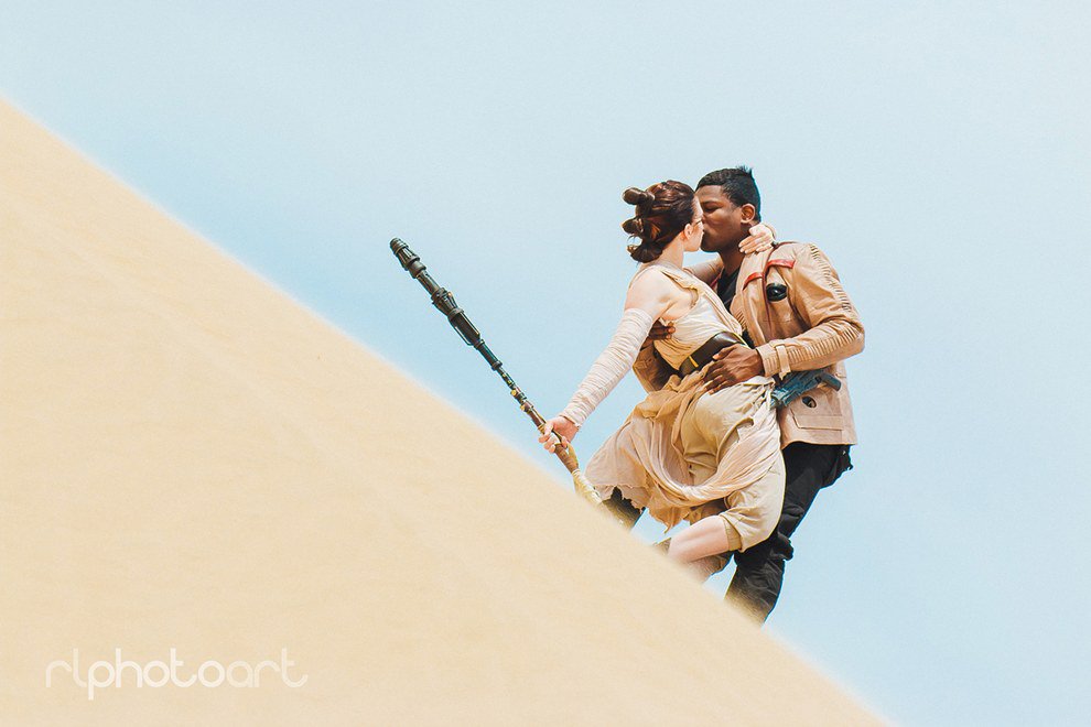 BuzzFeed's tweet image. This couple did a photo shoot as Rey and Finn from “Star Wars” and it’s adorable bzfd.it/1SEELfh
