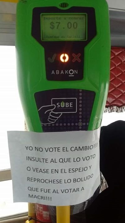 cristianivic's tweet photo. Chofer se cansó de las quejas de los pasajeros por los tarifazos y pegó este papel. Un crack jajaja.
#AumentoTodo. https://t.co/pTsdrxiw8U