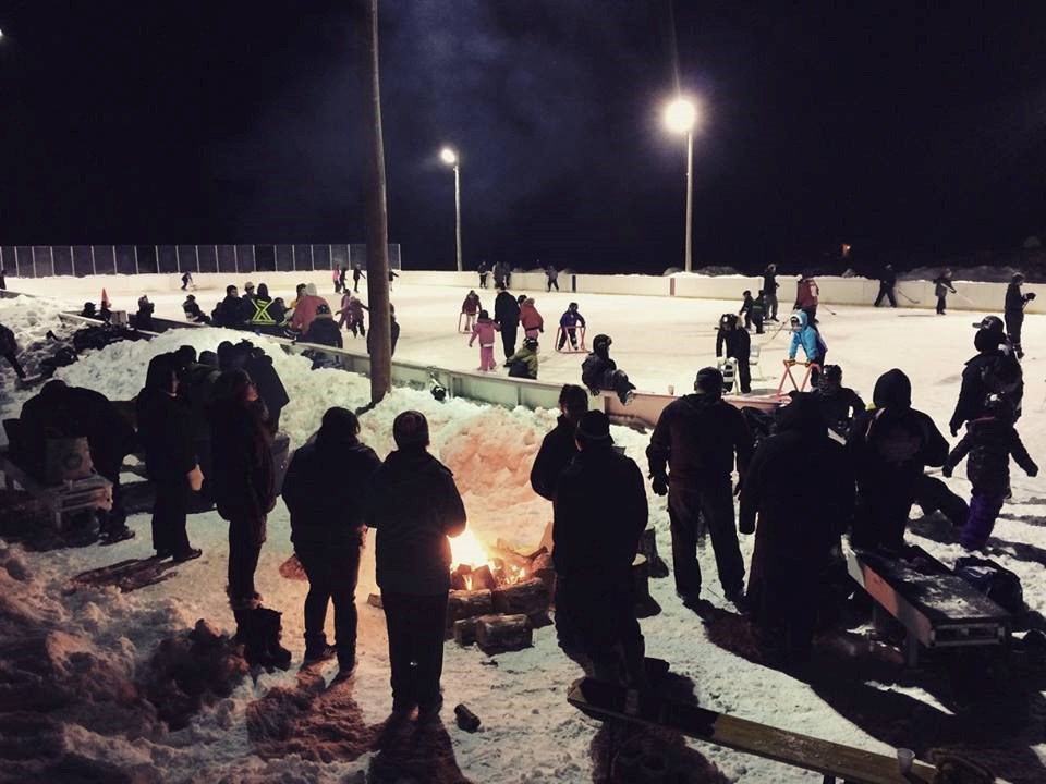 RightToPlayCAN's tweet image. Family skate nights &amp;amp; fun coaching clinics by @HNOHockey in Aroland are some of our favourite things! #H4D #Hockey