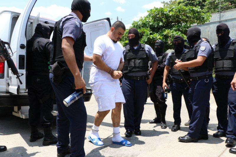 Trasladan a 22 internos al Centro Penitenciario de Seguridad de Zacatecoluca #GobSV bit.ly/1WiFCrL