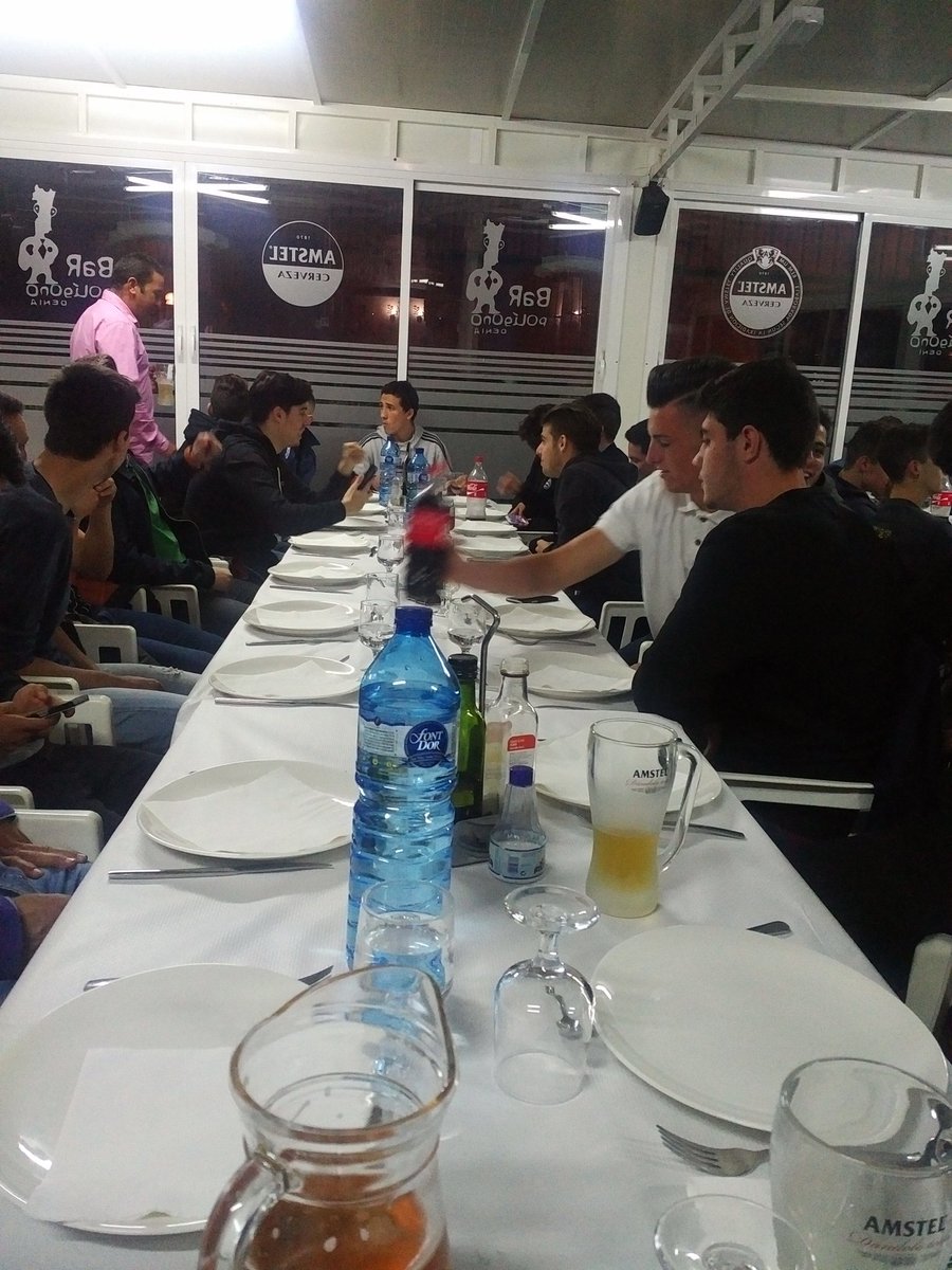 Sopar de germanor dels nostres juvenils cortesia de Rest.Polígono de #Dénia #AmuntDénia #SouloMillordeloMillor