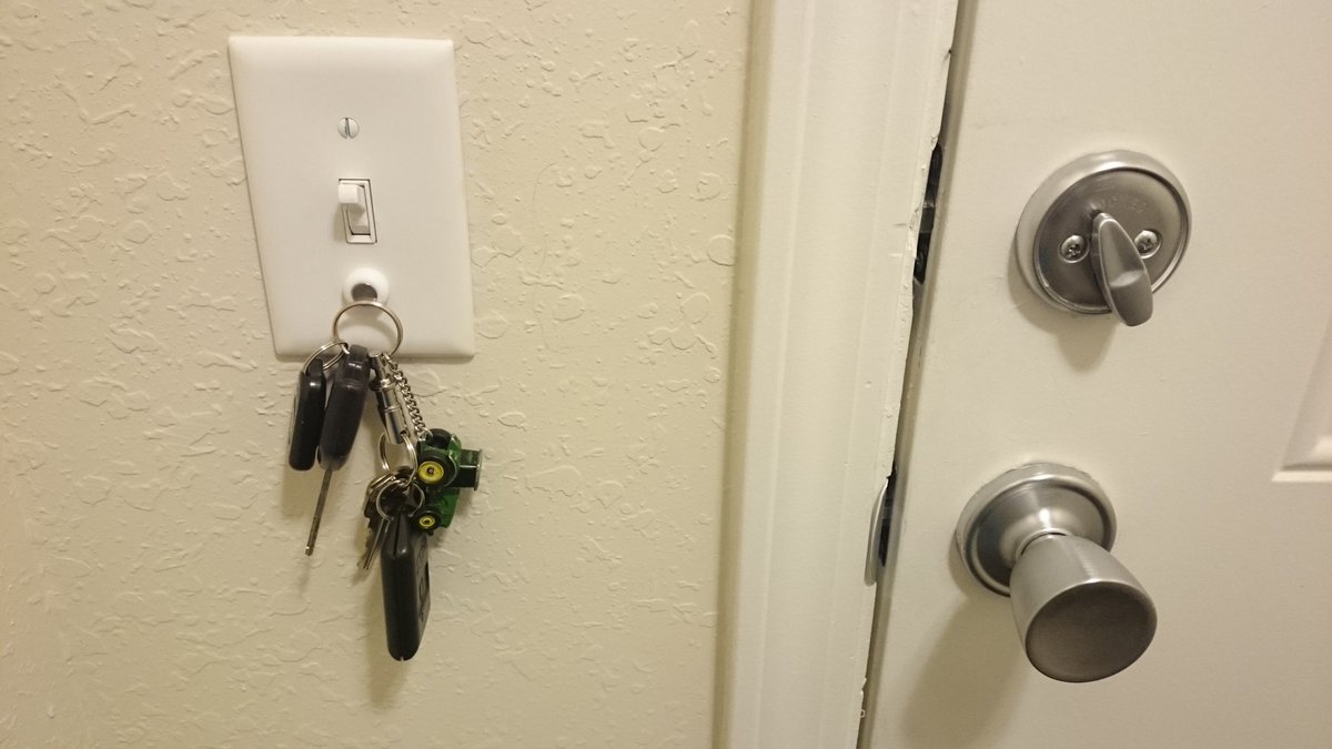 Sunita_Girl's tweet image. Got my magnetic #keycatch today no more hunting for keys all over 󾌰#keysmart  fb.me/7WKQ2KXlq