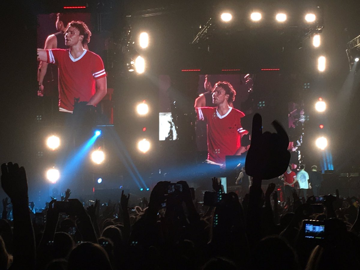 angelineWDW91's tweet photo. Final bow! Via @5SOSPunkArmy #SLFLLondon2 https://t.co/gz8MyNKkXK