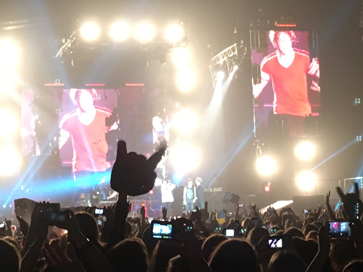 angelineWDW91's tweet photo. Final bow! Via @5SOSPunkArmy #SLFLLondon2 https://t.co/gz8MyNKkXK