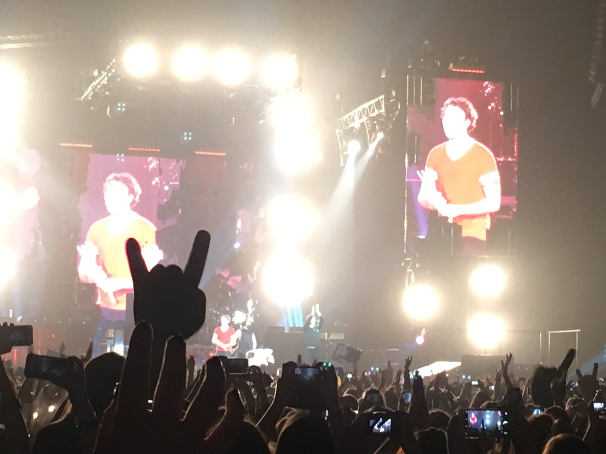 angelineWDW91's tweet photo. Final bow! Via @5SOSPunkArmy #SLFLLondon2 https://t.co/gz8MyNKkXK