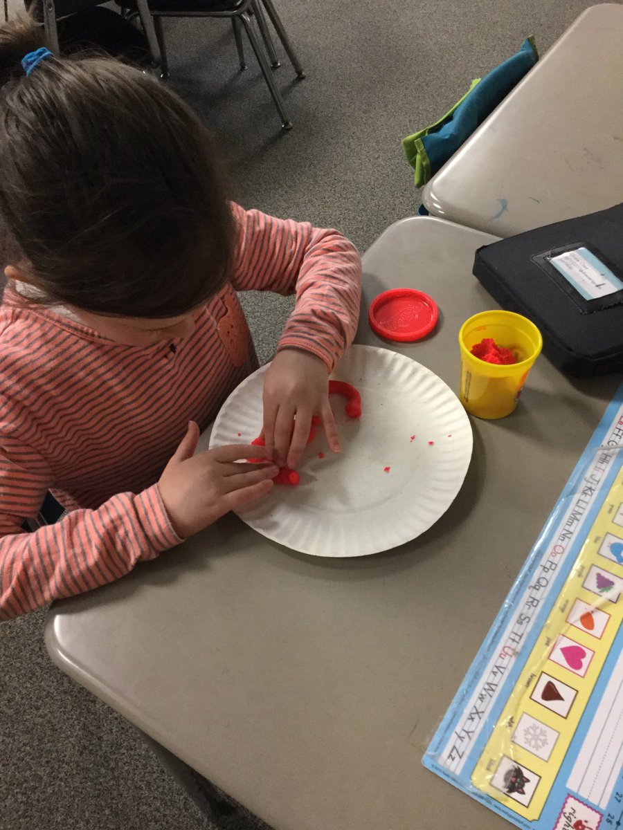 MrsZhp's tweet photo. Practicing our word work station during reading time. https://t.co/LrQelENJ1V