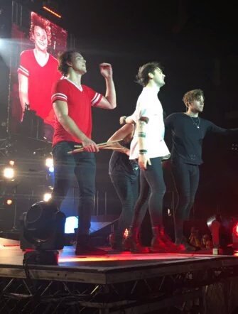 NotUseNoMore's tweet photo. 5sos takes  thier bow at #SLFLLondon https://t.co/bRow58rOLo