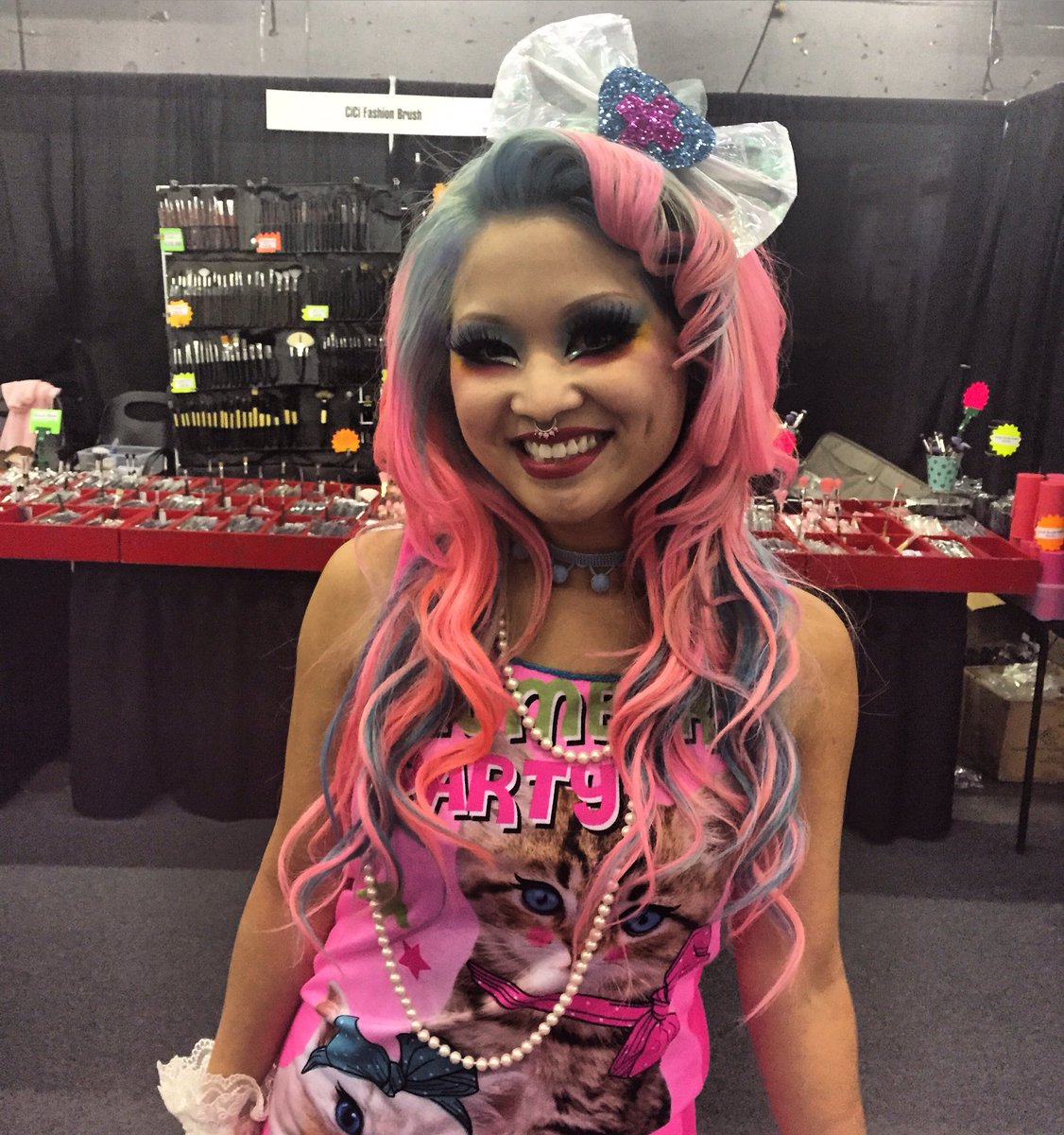 ModelinaBottle's tweet image. We spy Amy at @IMATS! Love @shrinkle &amp;amp; @sugarpillmakeup! #IMATS #IMATSNY #shrinkle #makeup #mua #sugarpill 😻