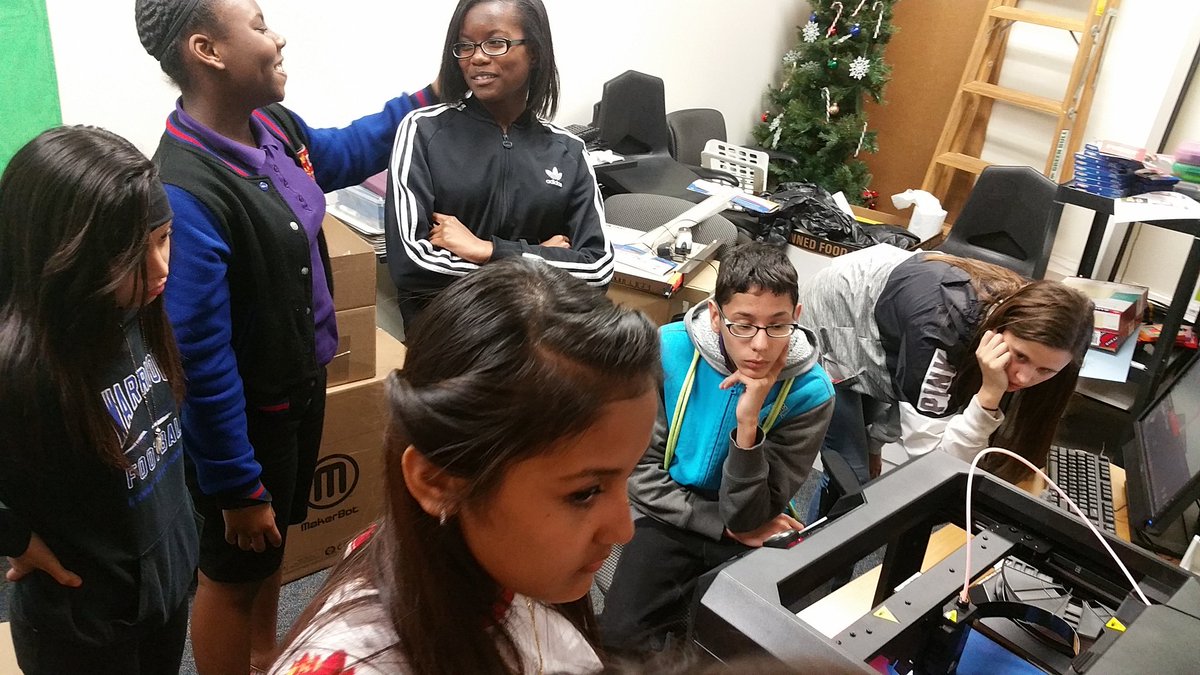 MrsDCoyle's tweet image. Learning about the new 3D printer...they loved it!! @HWLangMS