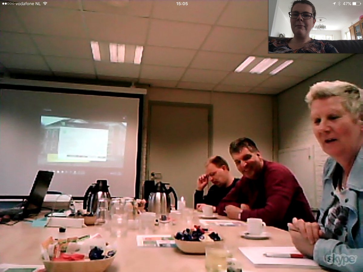 Als coach met mijn voet in't gips vanuit thuis contact met #bewonersraad film #medezeggenschap #vanboeijen. #skype