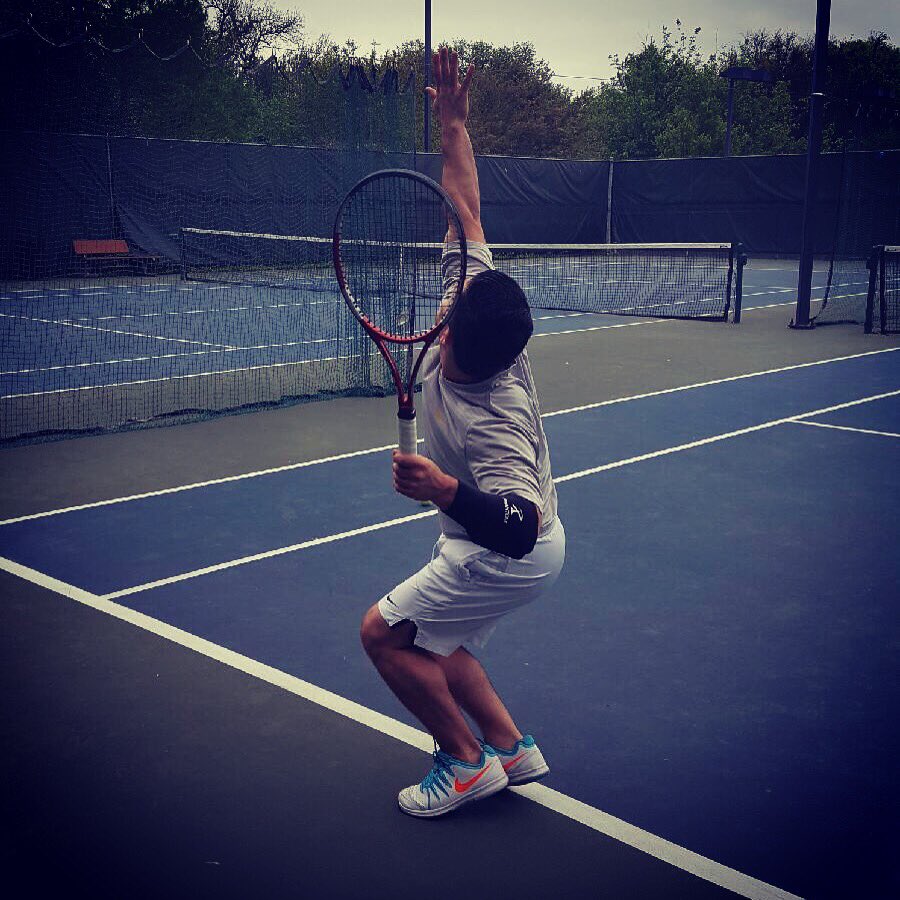 Serving a happy Friday your way! #PhantomSleeves #TennisGame #PerfectYourSwing #WeightForIt 🎾🎾